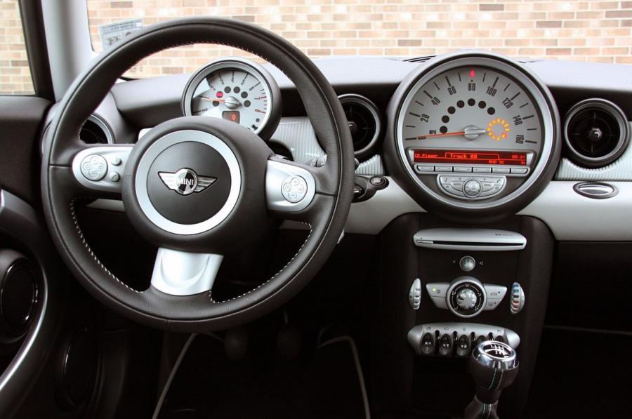  Mini Cooper 50 Camden Edition 2010 года  (фото 34 из 53)